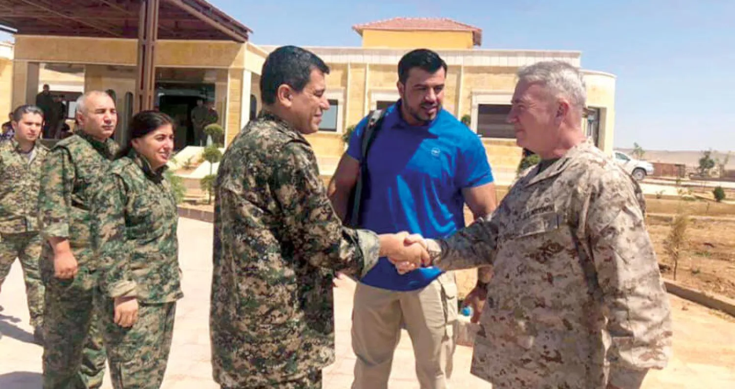 مظلوم عبدي مع قائد المنطقة الوسطى الأميركي كينيث ماكينزي