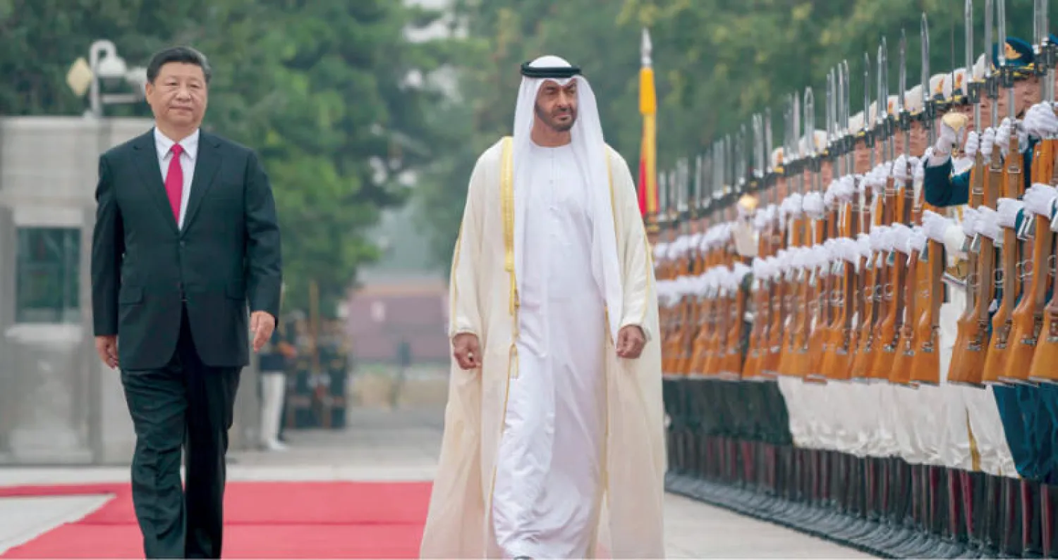 الشيخ محمد بن زايد والرئيس الصيني يستعرضان حرس الشرف في ساحة قاعة الشعب الكبرى في بكين أمس (وام)