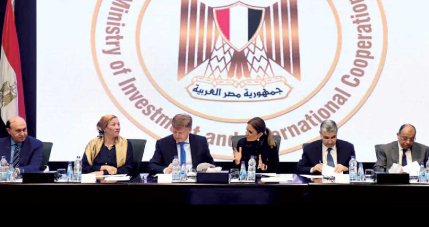 جانب من اجتماع سفير الاتحاد الأوروبي مع وزراء مصريين في القاهرة أمس