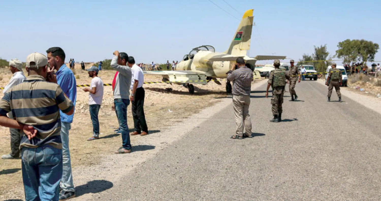 المقاتلة الليبية بعد هبوطها على طريق سريع جنوب تونس (أ.ف.ب)