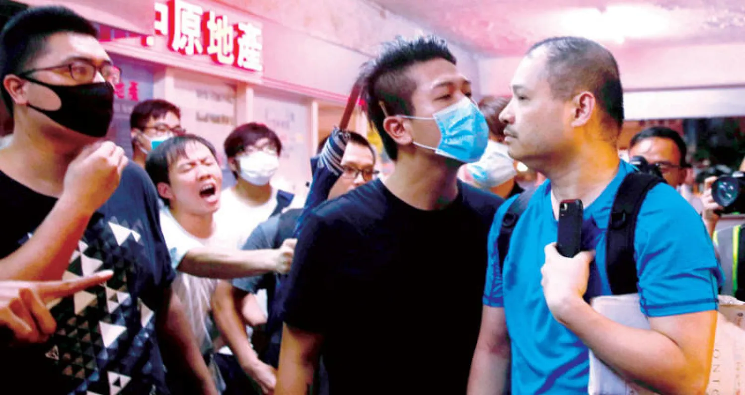 مواجهات بين متظاهرين داعمين ومناهضين للحكومة في هونغ كونغ أول من أمس (رويترز)