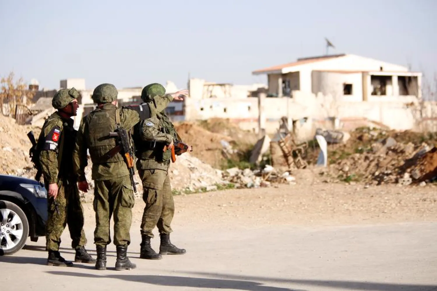 Russian solders are seen at a new corridor of Jisreen-Mleha road where they expect people to arrive from eastern Ghouta, in Damascus (File photo: Reuters)
