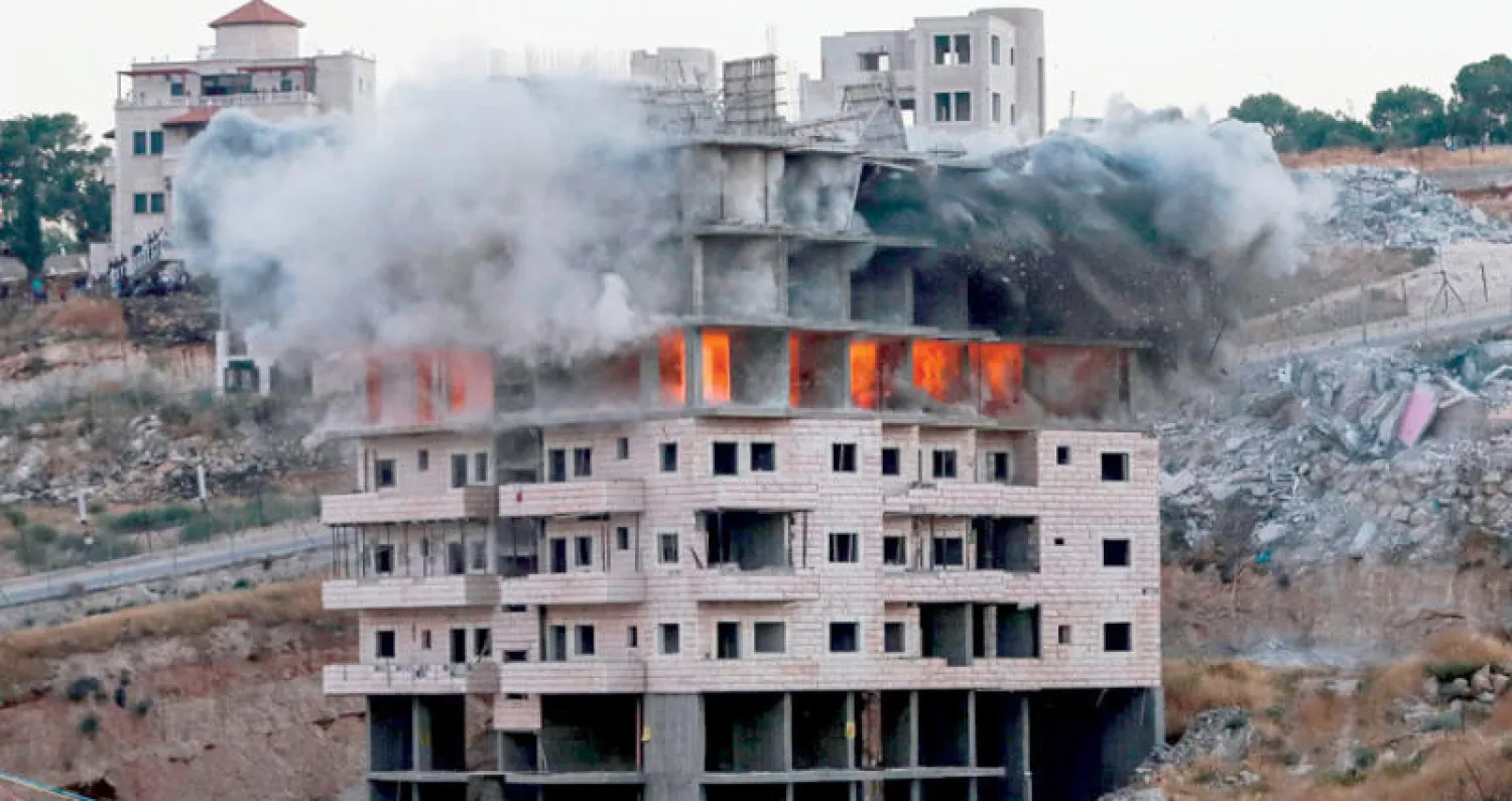 هدم إسرائيل أبنية لفلسطينيين في صور باهر شرق القدس أول من أمس (أ.ف.ب)