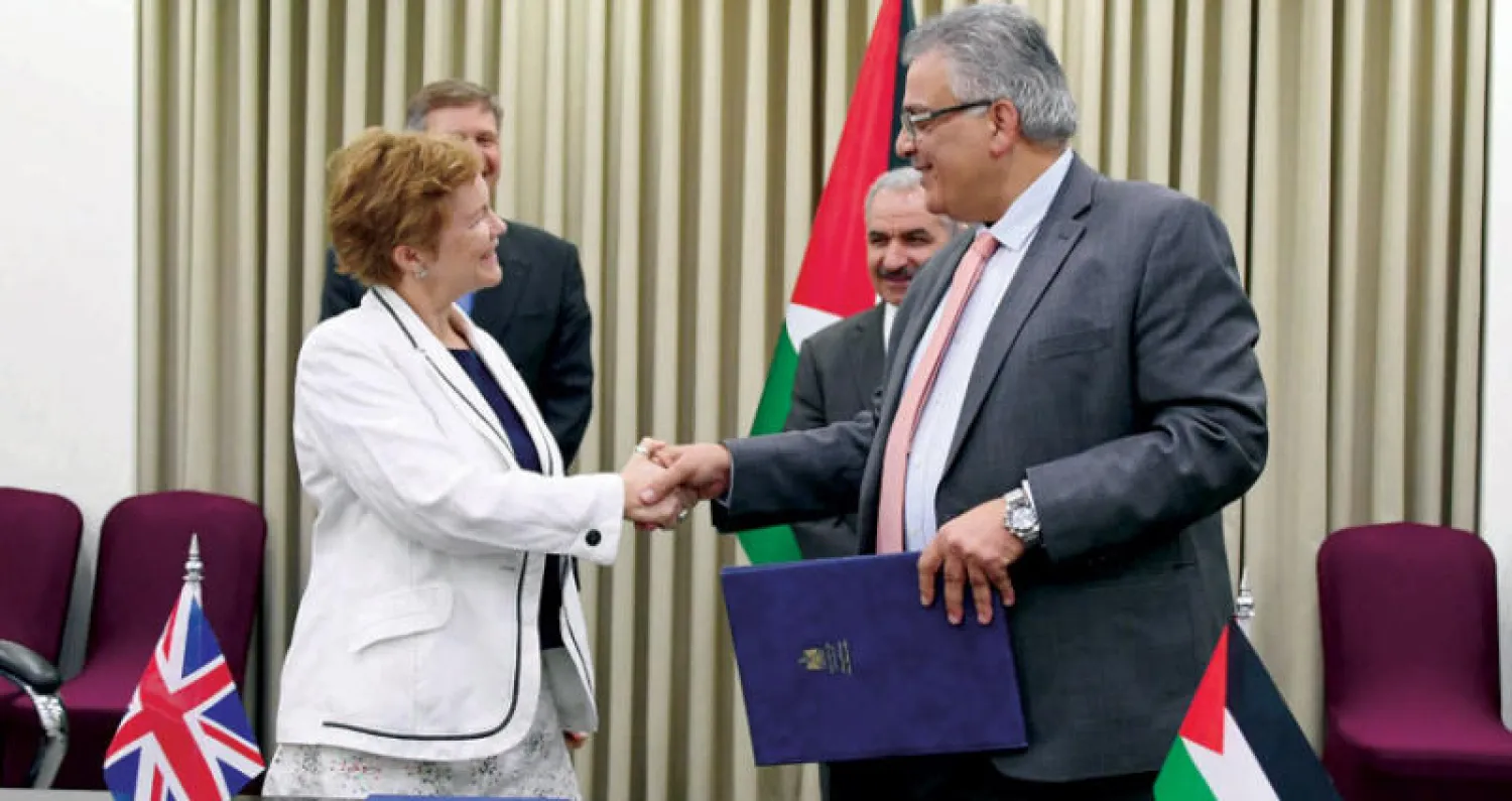 مذكرة تفاهم لمحطة تحلية المياه وقعها مازن غنيم ومديرة وكالة التنمية البريطانية في فلسطين (وفا)