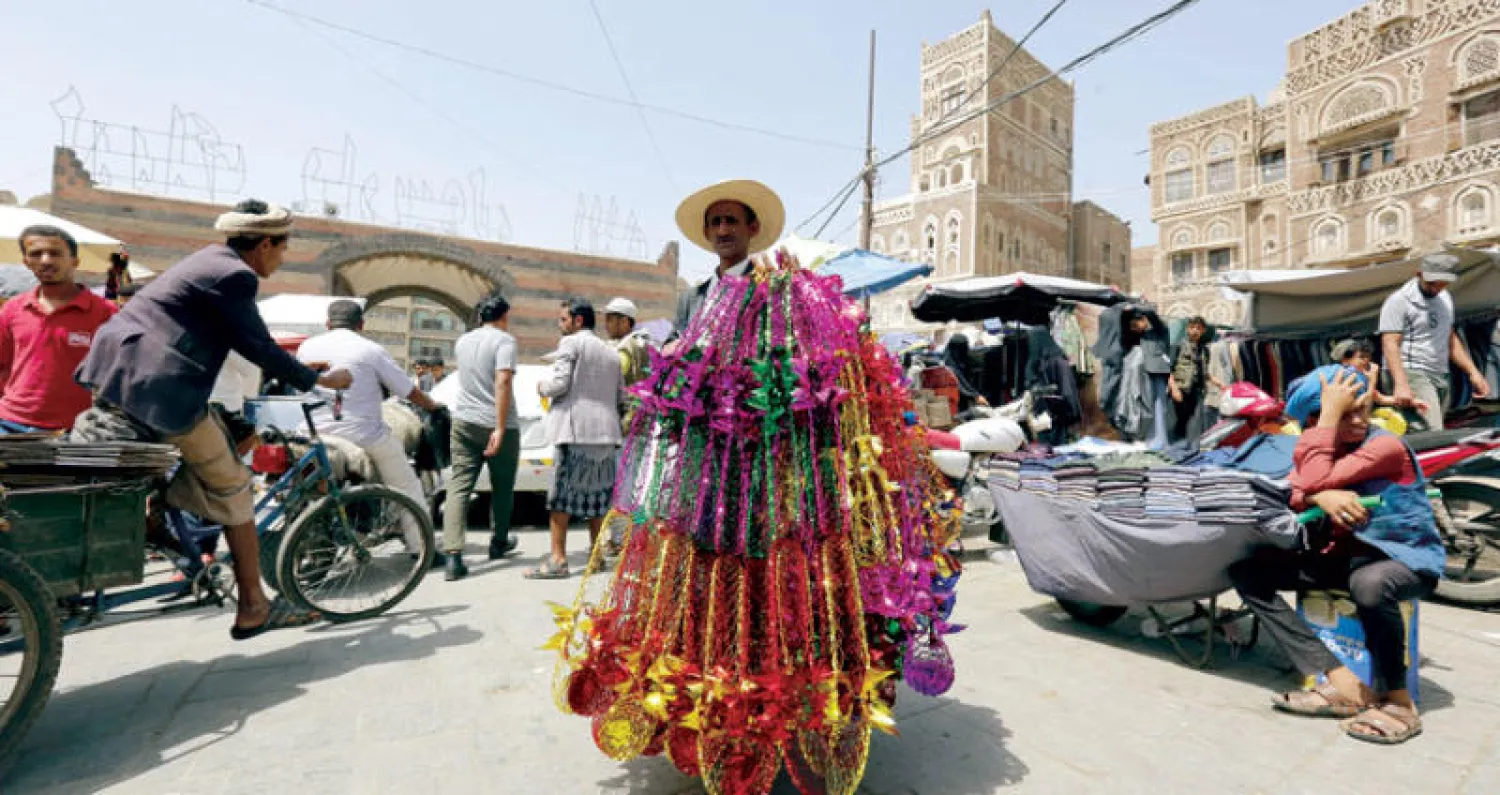 جانب من سوق بالمدينة القديمة في صنعاء (إ.ب.أ)