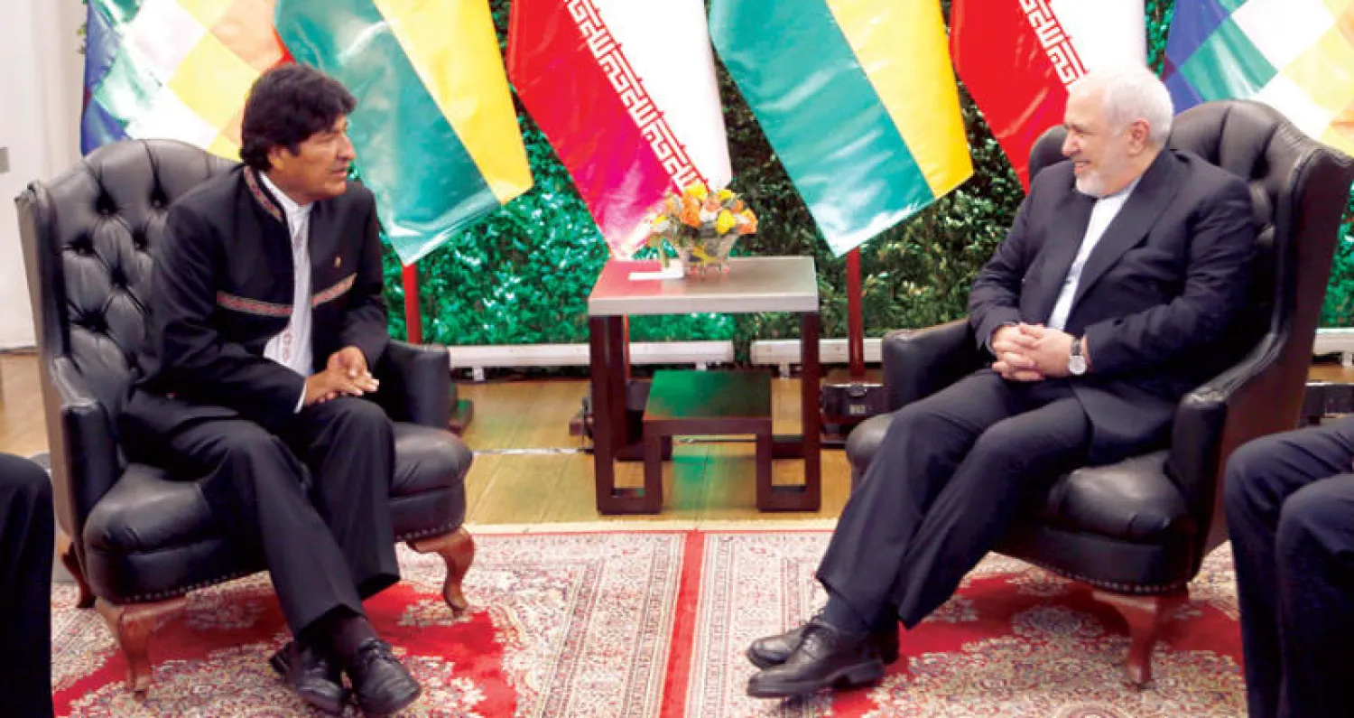 الرئيس البوليفي إيفو مورالس يستقبل وزير الخارجية الإيراني محمد جواد ظريف في سانتاكروز أمس (أ.ب)