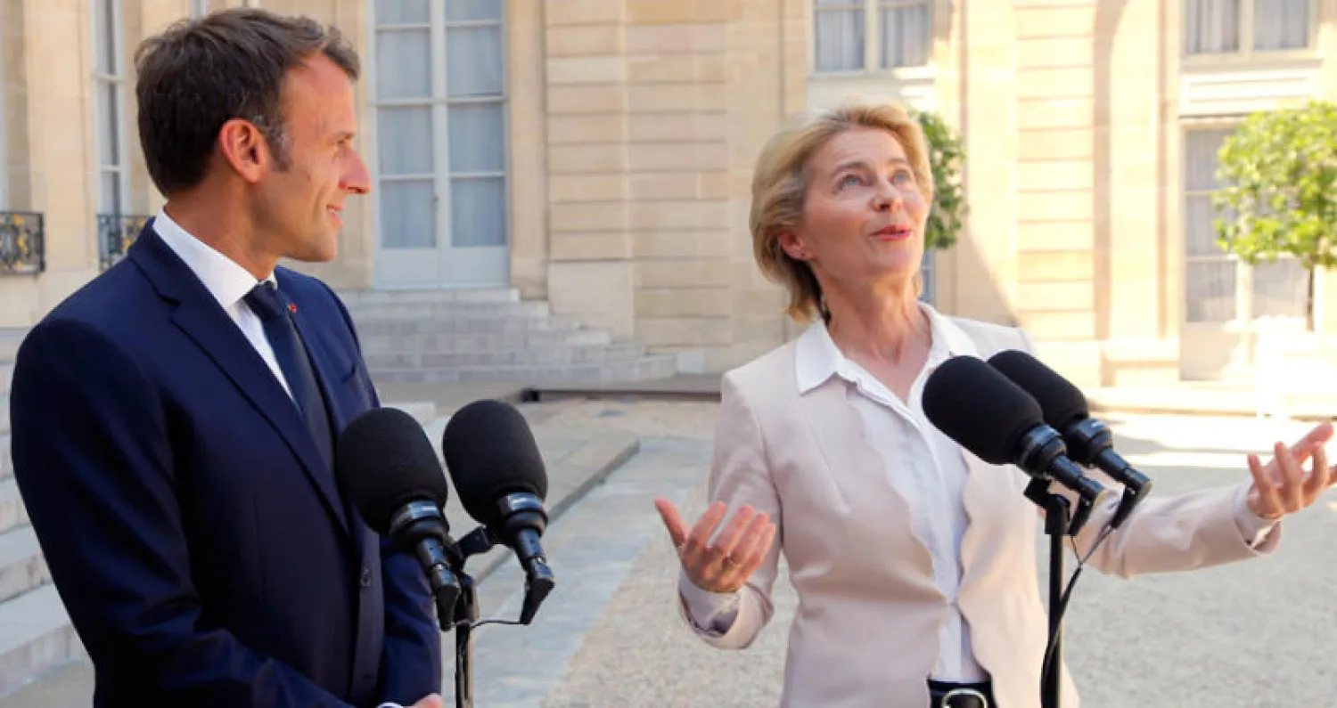 ماكرون مع رئيسة المفوضية الأوروبية الجديدة أورسولا فون دير ليين (أ.ب)