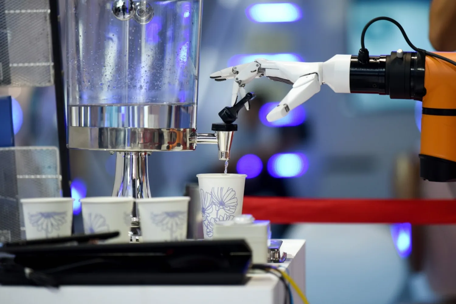  A robot arm shows how to collect a cup of water at the 2018 World Robot Conference in Beijing on August 15, 2018. Photo: AFP