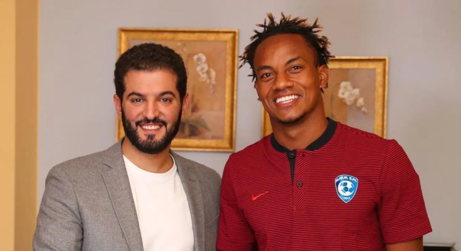 رئيس الهلال فهد بن نافل واللاعب كاريلو بعد توقيع العقد (المركز الإعلامي بنادي الهلال)