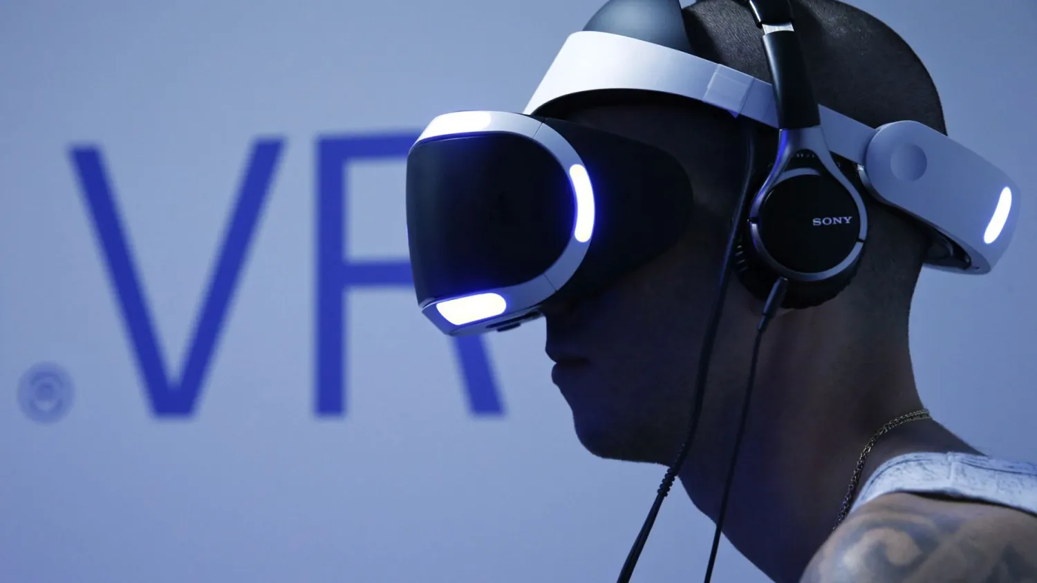 A visitor plays a game on a PlayStation VR at the
Paris Games Week, a trade fair for video games in Paris, France, Oct.
28, 2015. (REUTERS/Benoit Tessier)
