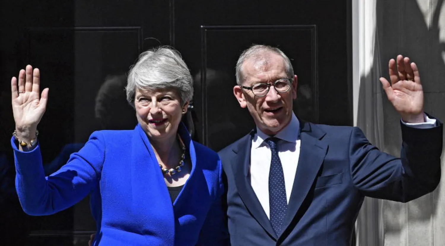 تيريزا ماي وزوجها خلال مغادرة 10 داوننغ ستريت (إ.ب.أ)