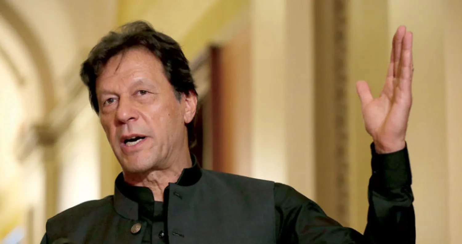 خان يخاطب الصحافيين قبل لقائه مع بيلوسي في الكونغرس أول من أمس (أ.ف.ب)