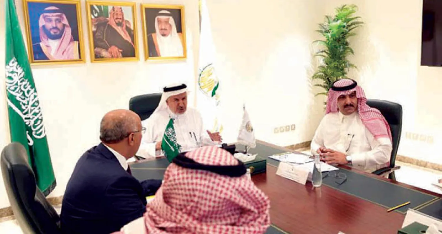 المستشار الربيعة لدى لقائه الوزير فتح بحضور السفير آل جابر في الرياض أمس (واس)