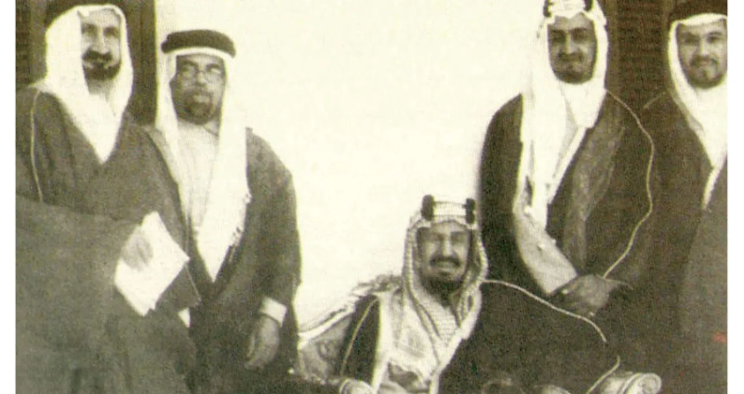 الملك عبد العزيز وإلى يساره ابنه الملك فيصل الذي شغل منصب نائب الملك في الحجاز