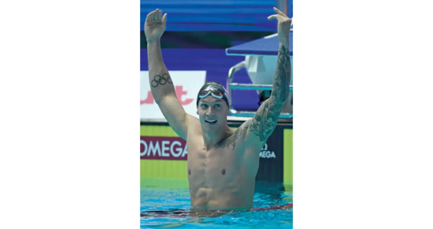 الأميركي دريسيل يحتفل بتصدره سباق 100 متر حرة (أ.ف.ب)