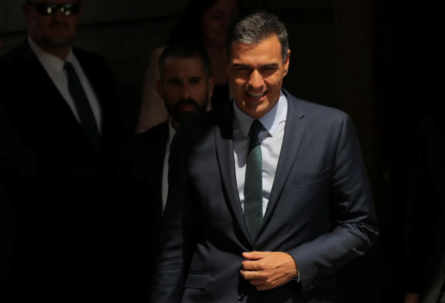 رئيس الوزراء الإسباني بيدرو سانشيز مغادرا مقر البرلمان في مدريد (رويترز)
