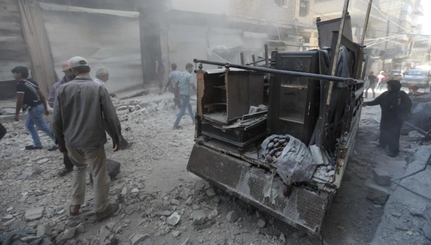 سوريون يتجمعون في موقع غارة جوية للنظام بجنوب إدلب (أ.ف.ب)