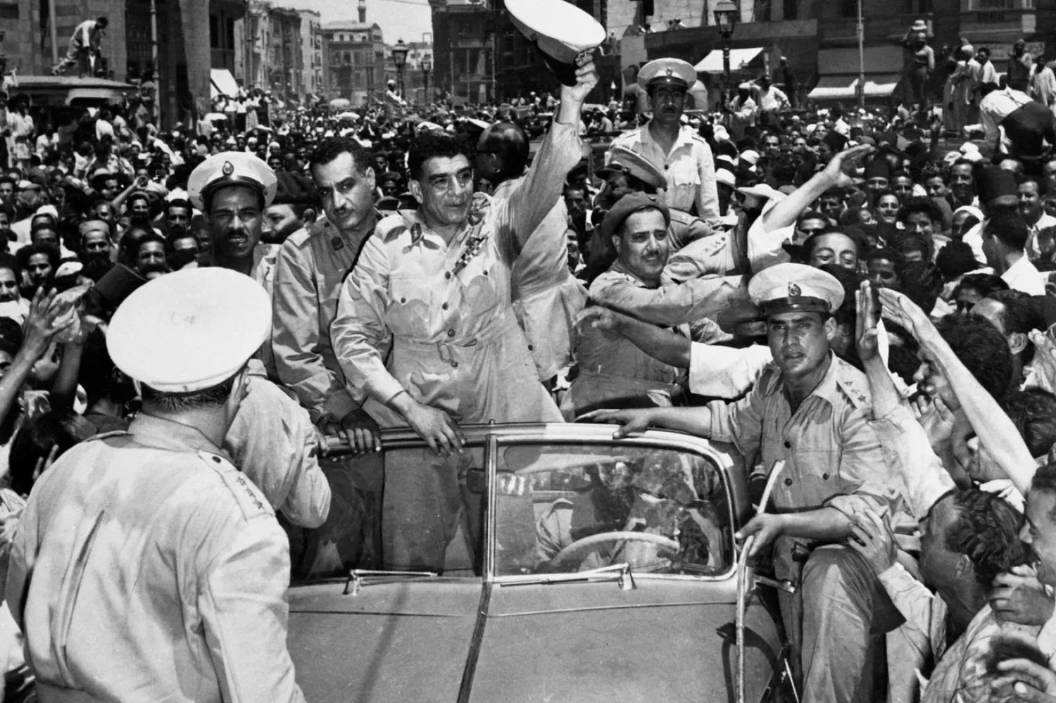 Mısır Cumhurbaşkanı Muhammed Necib ve Hür Subaylar Hareketi, coşkulu halk kitleleri arasında 23 Temmuz 1952 devrimini kutlarken (AFP)