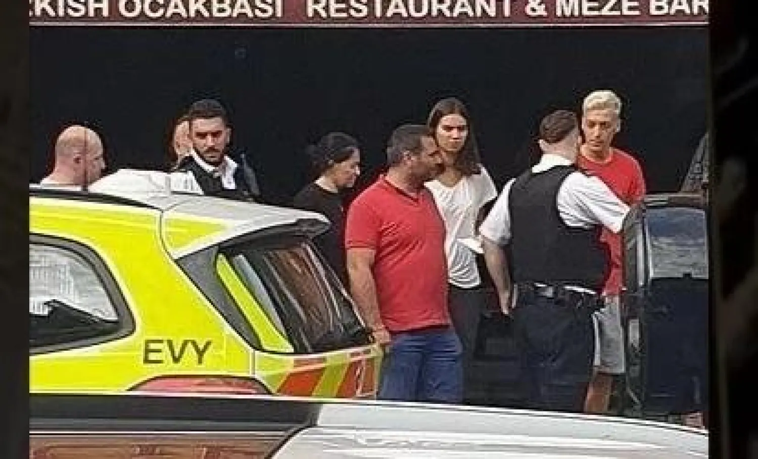 أوزيل هرب إلى أحد المطاعم بعد تعرضه لاعتداء في شمال لندن (الصن)