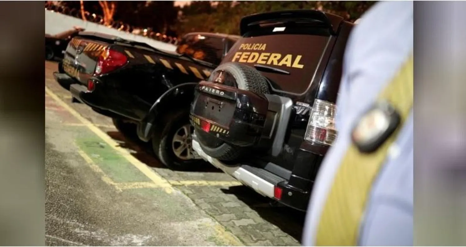 شاحنة صغيرة سوداء تحمل شعارات تشبه شعارات الشرطة الاتحادية البرازيلية استخدمها مسلحون في سرقة مجوهرات وذهب من مطار بالبرازيل (رويترز)