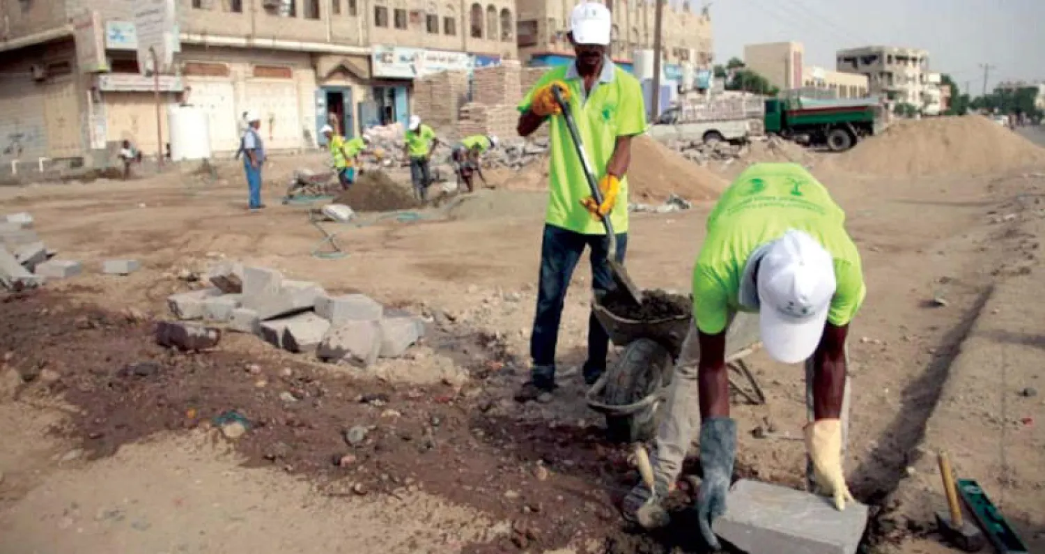 جانب من أعمال مشروع رصف الشارع في لحج (واس)