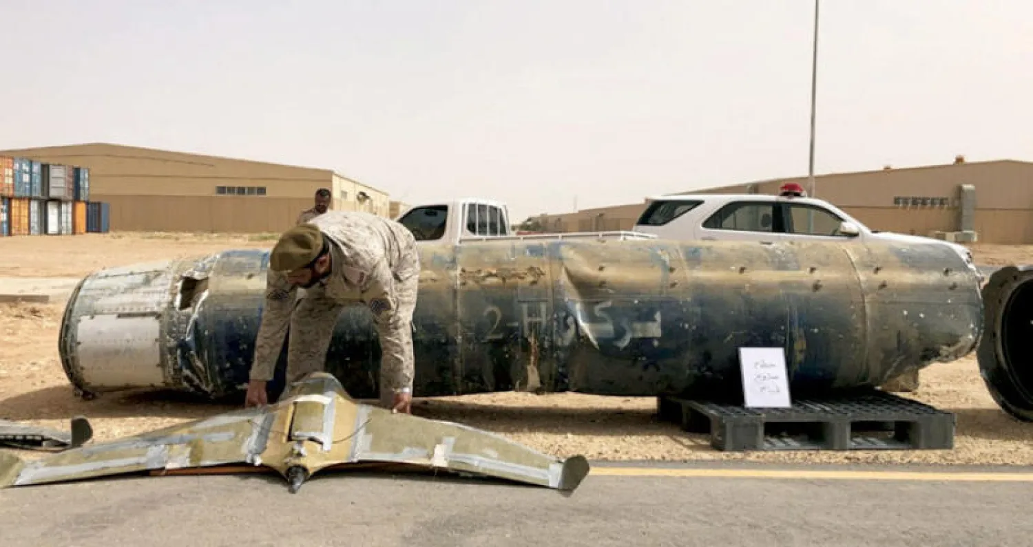 عسكري في السعودية ينقل طائرة مسيرة وصاروخا باليستيا يحملان بصمات إيرانية أطلقهما الحوثيون وأسقطهما التحالف لعرضهما على زوار قاعدة عسكرية سعودية في الخرج (رويترز)