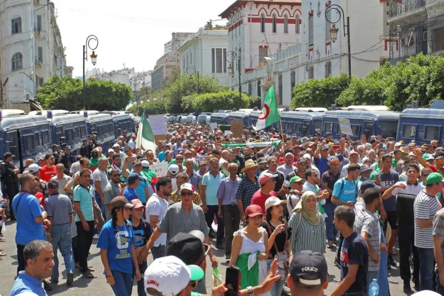 متظاهرون في وسط الجزائر العاصمة (أ.ف.ب)