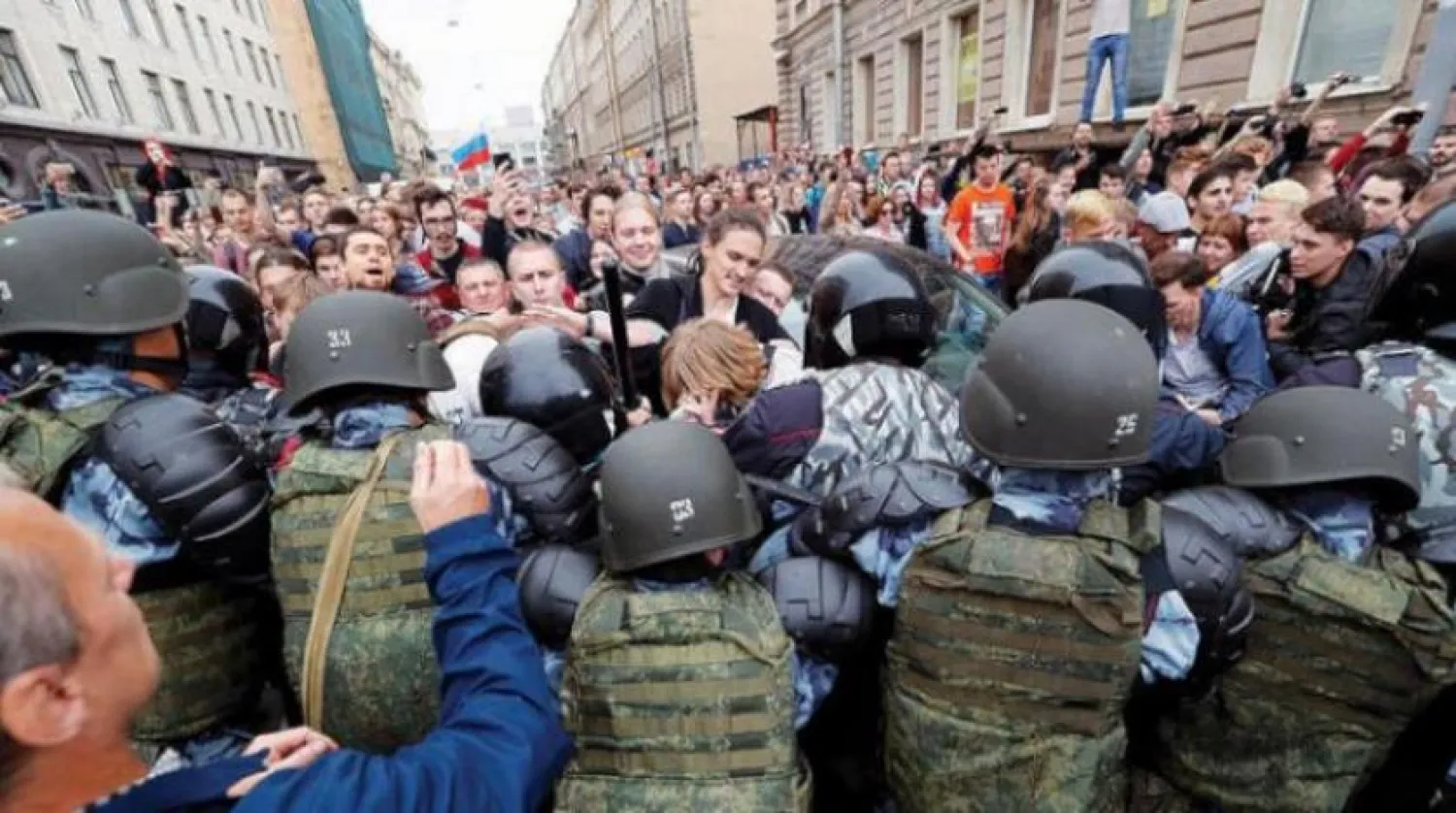 St. Petersburg’da güvenlik güçleri ve protestocular 