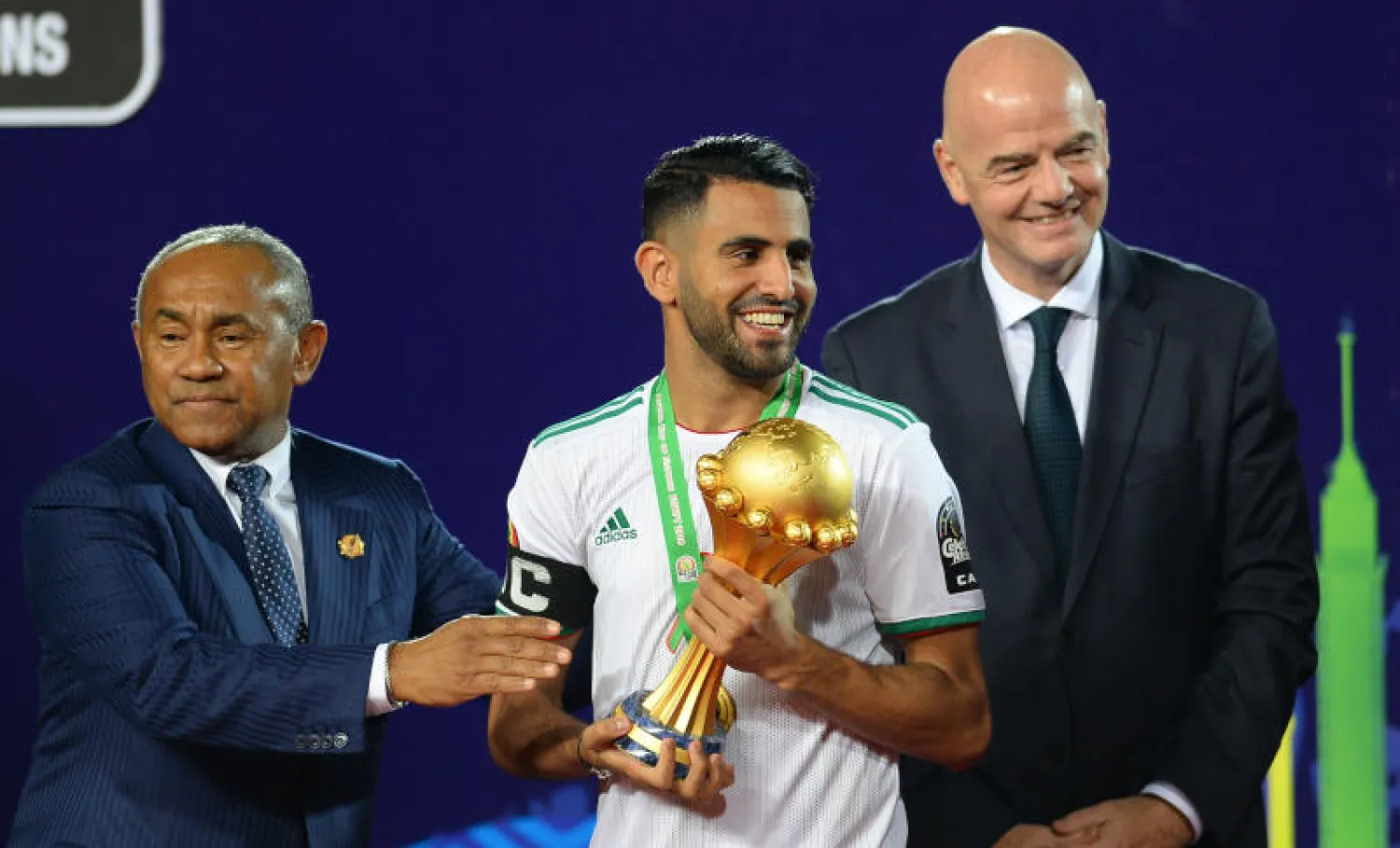 رياض محرز أثناء تسلم كأس الأمم الأفريقية (أ.ف.ب)