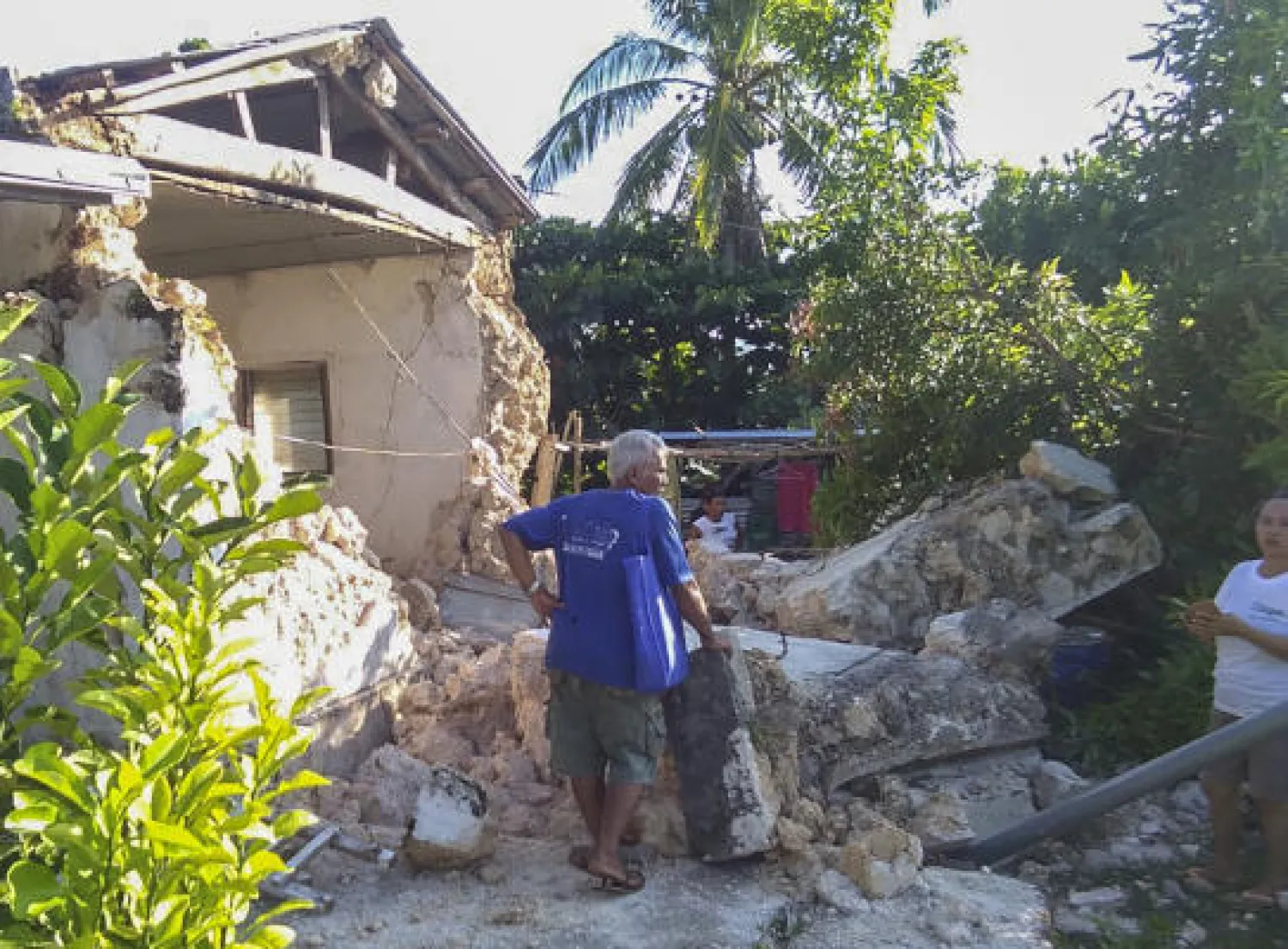 انهارت جدران بعض المنازل وسقطت على سكانها (ا.ب)