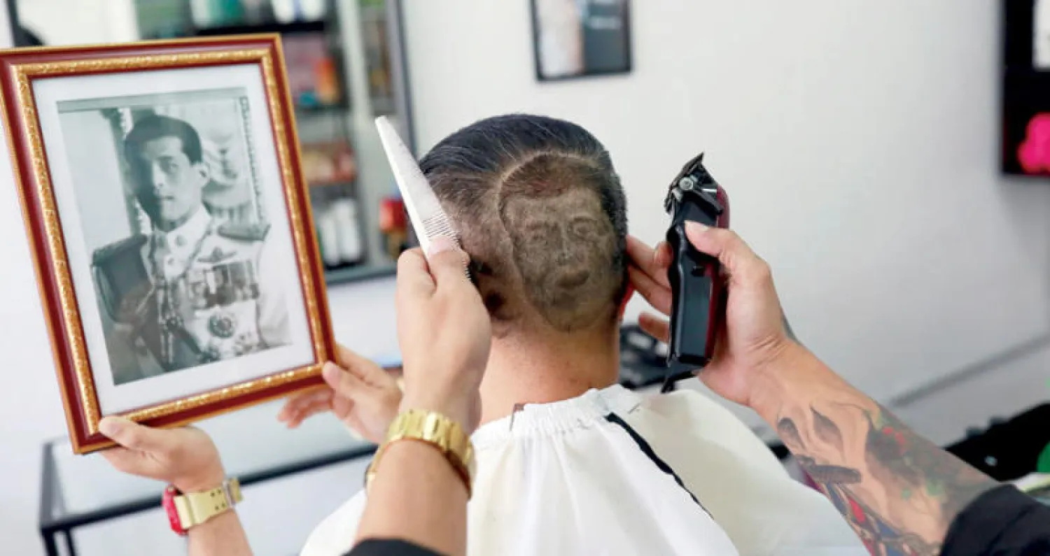 قصة شعر في صالون ببانكوك (رويترز)