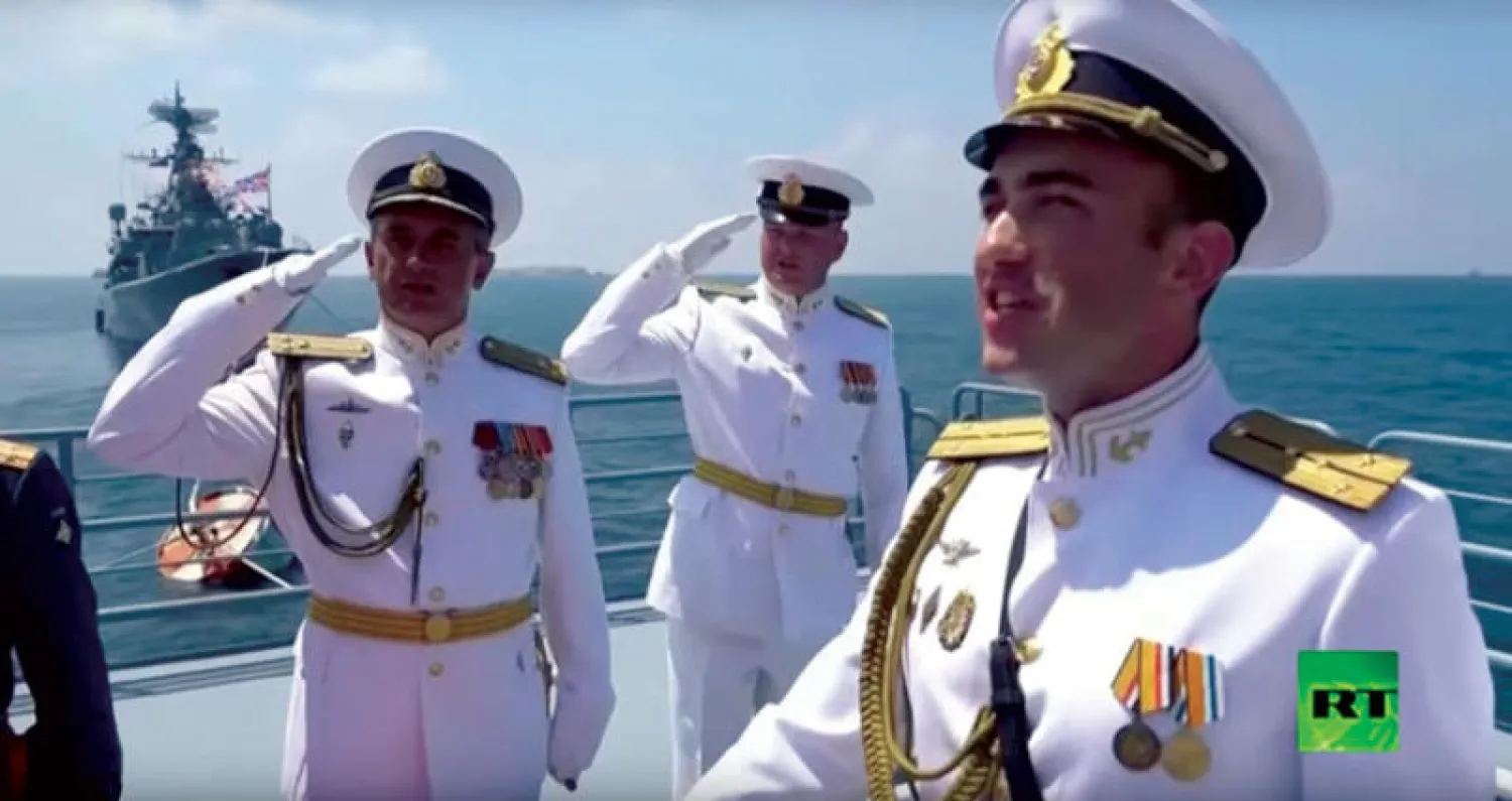 صورة مقتطعة من فيديو لاحتفال ضباط روس في قاعدة طرطوس بسوريا أمس بـ«يوم الأسطول» (عن «روسيا اليوم»)