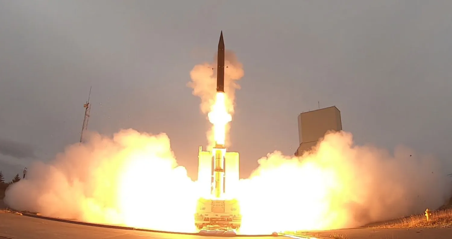 صورة نشرتها وزارة الدفاع الإسرائيلي لاختبار منظومة الصواريخ «أرو- 3» في ألاسكا (أ.ف.ب)