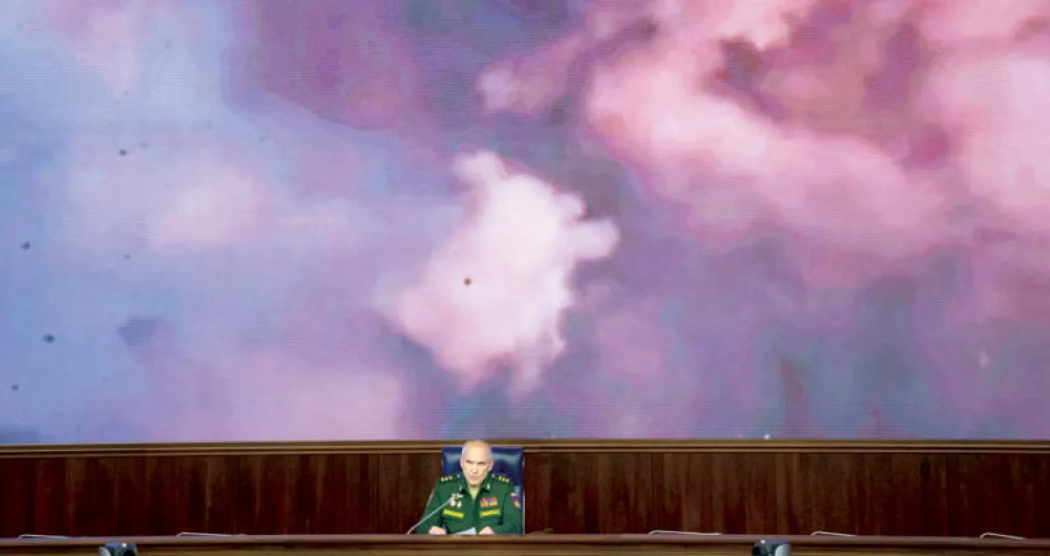 رئيس إدارة العمليات في الأركان الروسية سيرغي رودسكوي خلال إيجاز صحافي في موسكو أمس (أ.ب)