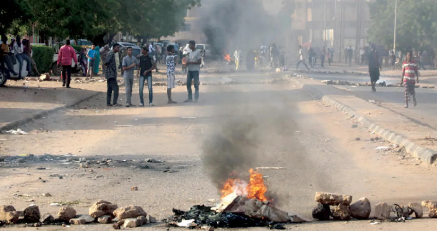 خلال الاحتجاجات في الخرطوم أمس (أ.ف.ب)