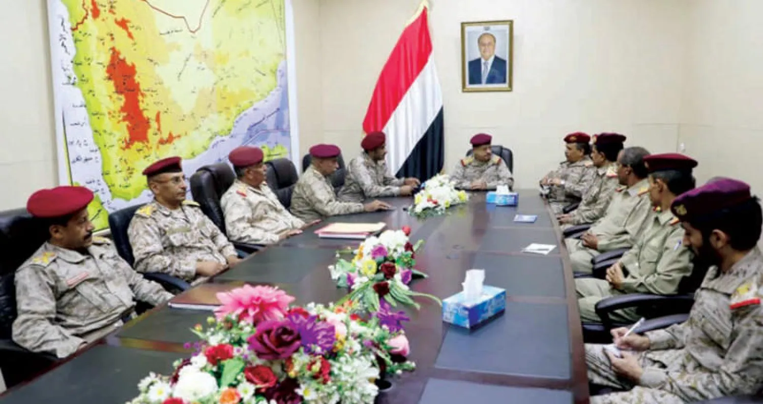 وزير الدفاع اليمني الفريق ركن محمد المقدشي مترئساً اجتماعاً باللجنة المكلفة إعادة تنظيم الوحدات العسكرية في مأرب أمس (سبأ نت)