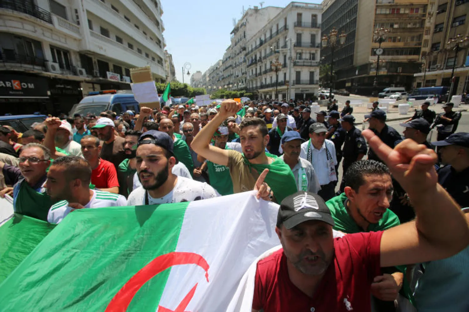من مسيرات يوم الجمعة الماضي في الجزائر العاصمة (رويترز)