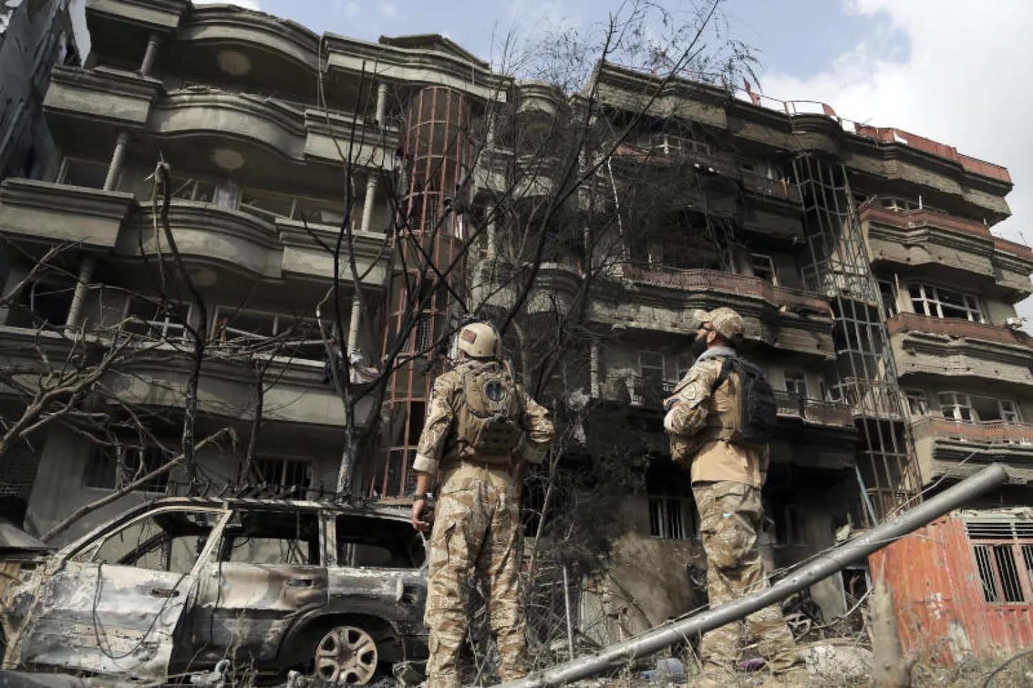 قوات أمن أفغانية في موقع الانفجار بكابل أمس (أ.ب)