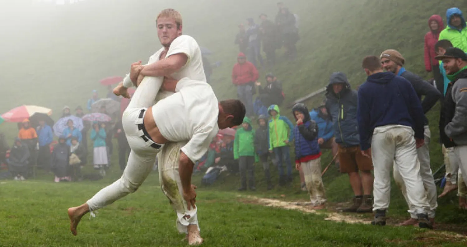 تقليد المصارعة في النمسا (رويترز)