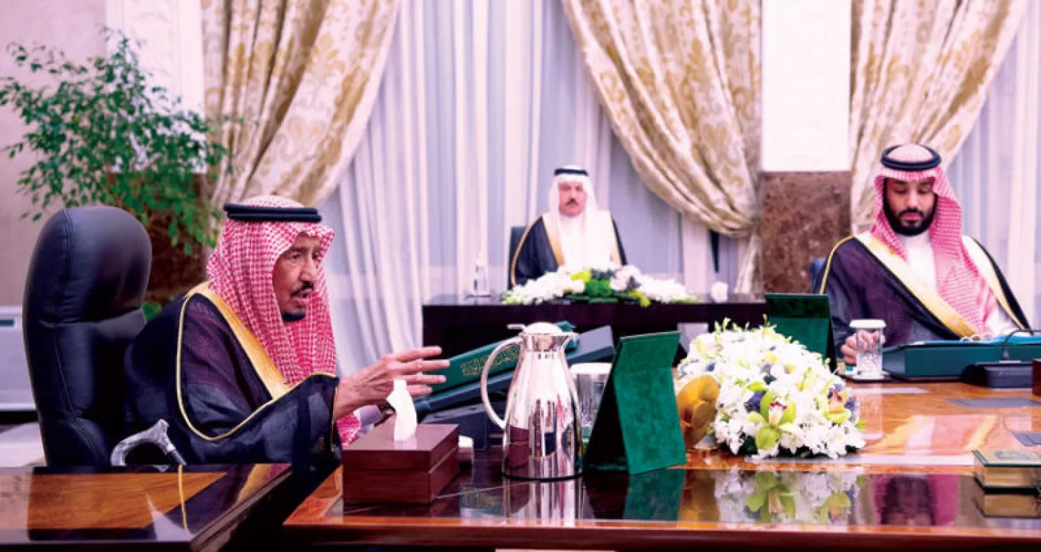 الملك سلمان لدى ترؤسه جلسة مجلس الوزراء ويبدو الأمير محمد بن سلمان ولي العهد (واس)