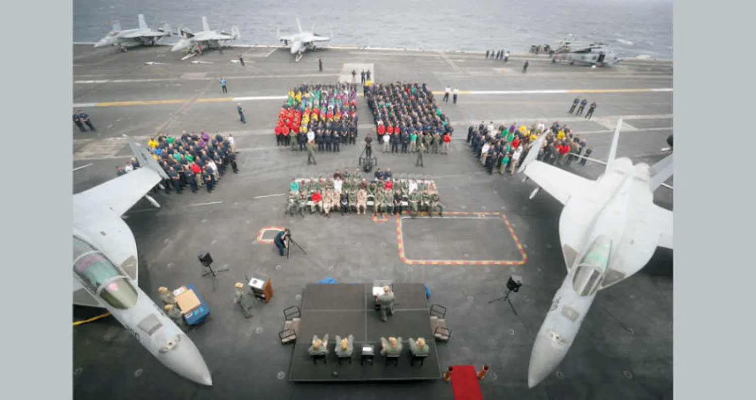 القائد العام الأميركي بوتنام براون يتحدث على متن حاملة طائرات «أبراهام لينكولن» خلال حفل تغيير القيادة في الخليج أمس (رويترز)