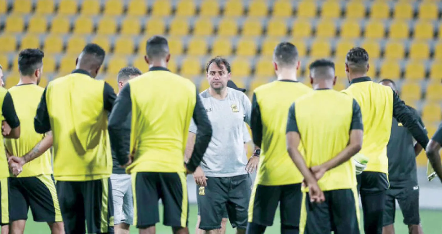 سييرا في محاضرة فنية للاعبي الاتحاد قبل أحد التدريبات الأخيرة (الشرق الأوسط)