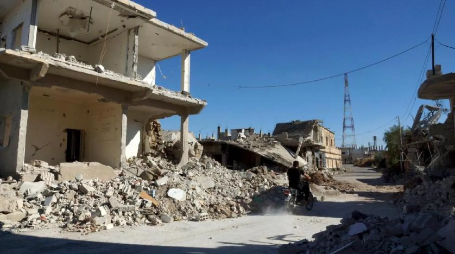  A man drives a motorcycle through a damaged neighborhood in Daraa Al-Balad, Syria June 23, 2015. (File photo: Reuters)