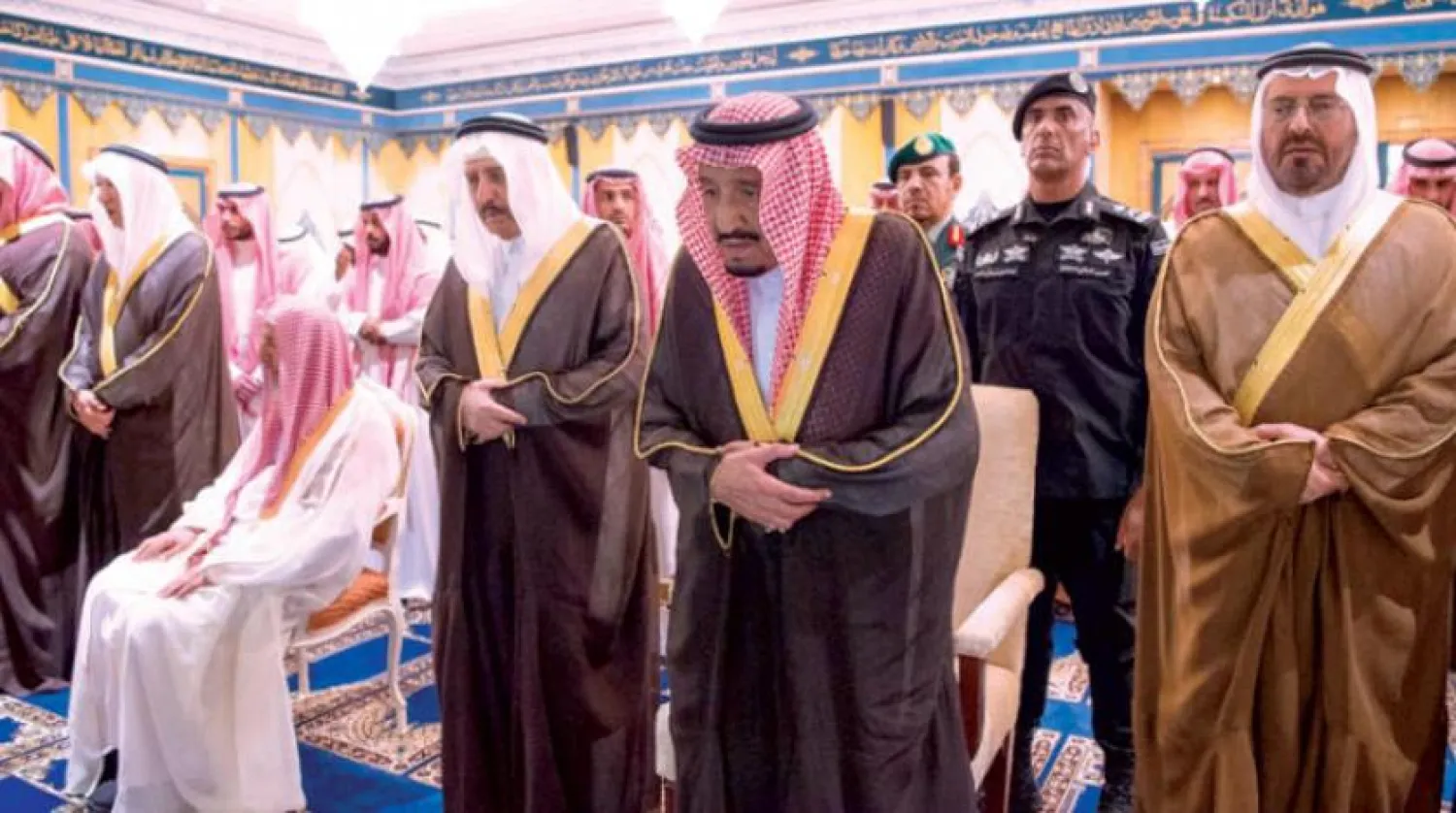 Suudi Arabistan Kralı Selman bin Abdulaziz ve Prens Ahmed bin Abdulaziz merhum Prens Bender’in cenaze namazını kılıyor (SPA)