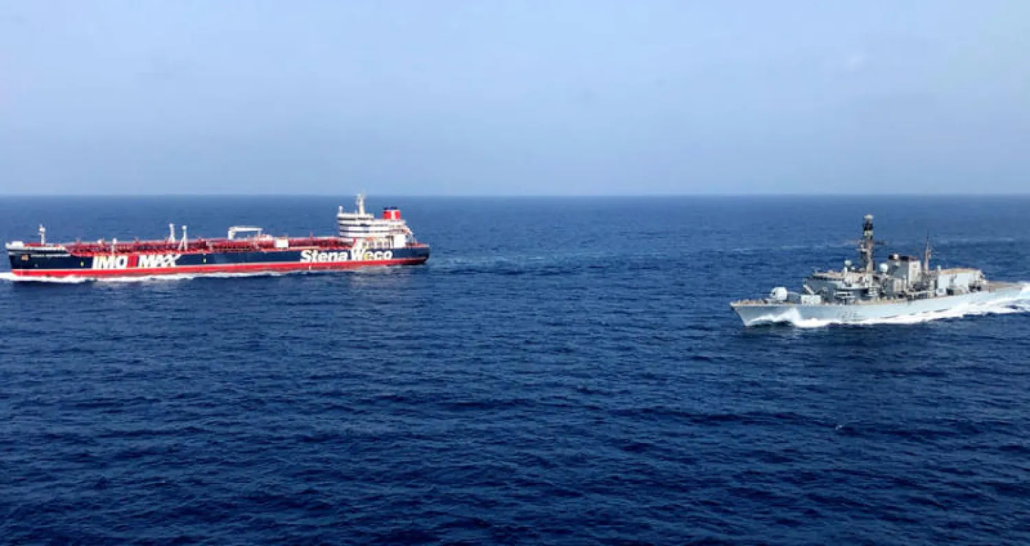 الفرقاطة «اتش ام اس مونتروز» ترافق ناقلة نفط بريطانية في مياه الخليج الخميس الماضي (إ.ب.أ)