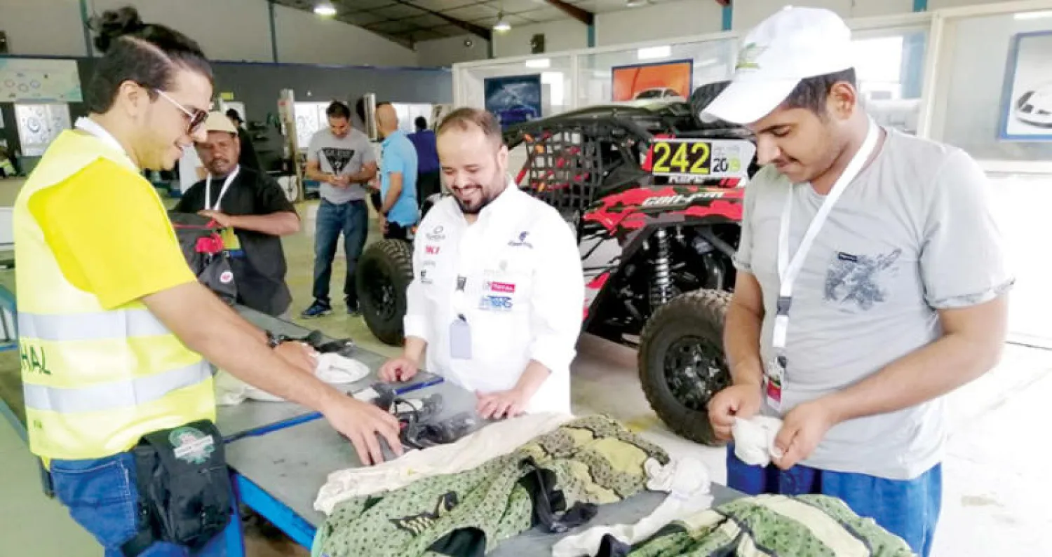 جانب من استعدادات المتسابقين لرالي عسير (الشرق الأوسط)