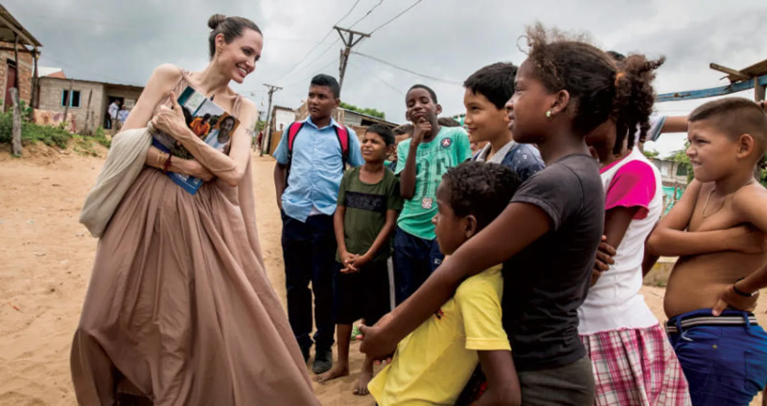 الممثلة الأميركية أنجلينا جولي المبعوثة الخاصة لمفوضية اللاجئين خلال زيارتها مراكز إيواء اللاجئين الفنزويليين في كولومبيا (إ.ب.أ)