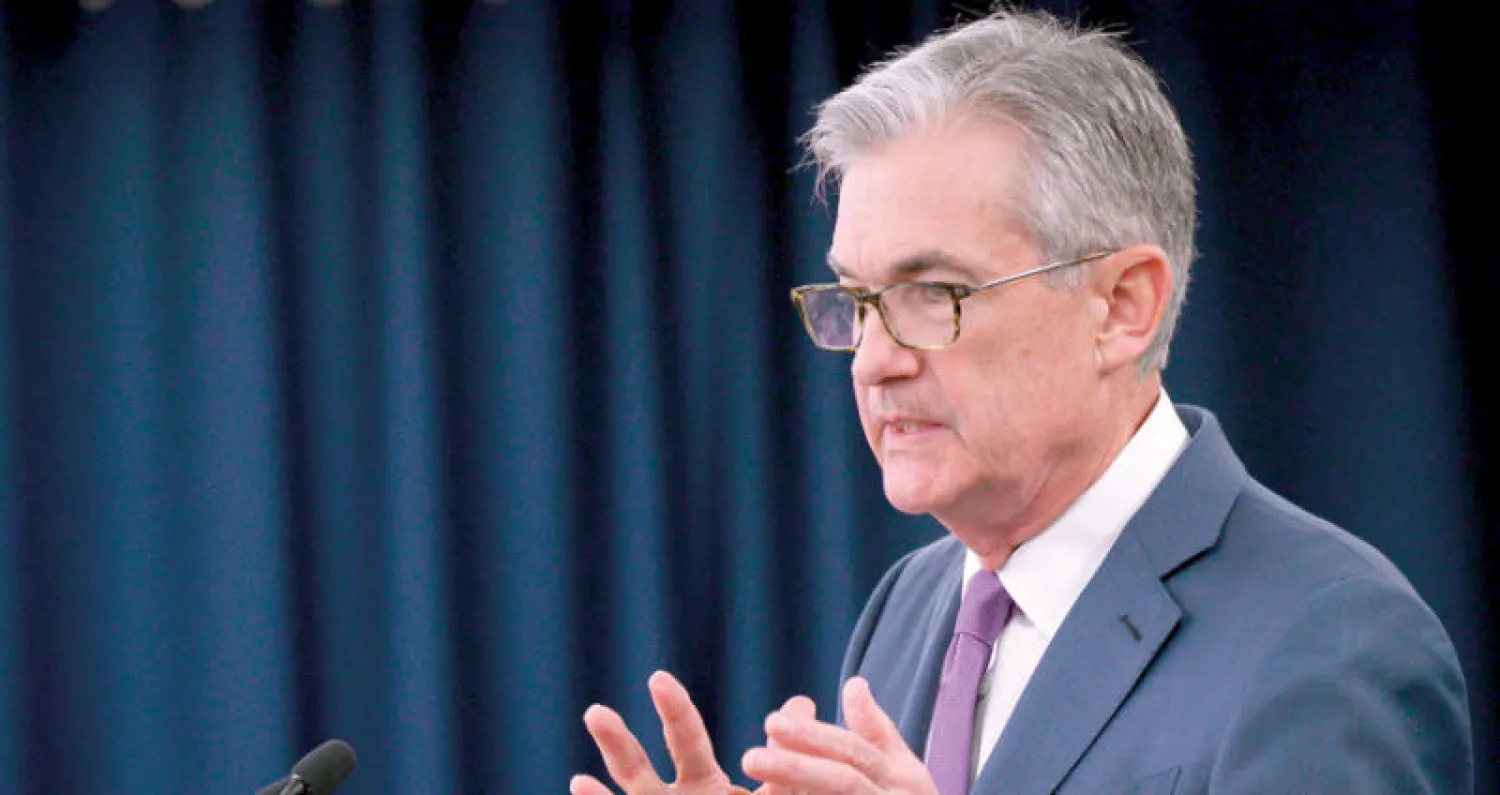 رئيس «الاحتياطي الفيدرالي» جيروم باول في مؤتمر صحافي مساء الأربعاء للإعلان عن أول خفض للفائدة منذ 2008 (أ.ف.ب)