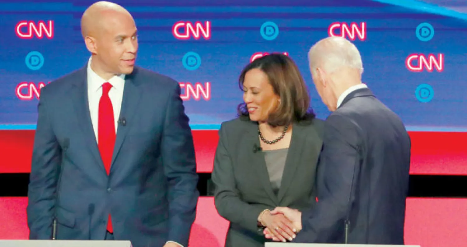 هاريس وبوكر وبايدن خلال مناظرة مساء أول من أمس (رويترز)
