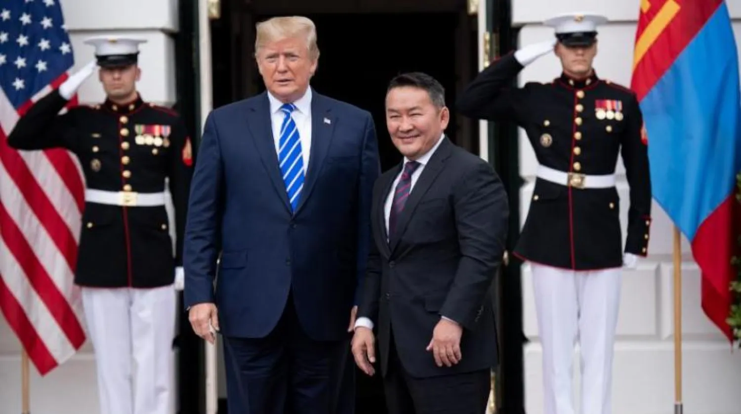 ABD Başkanı Donald Trump ve Moğol mevkidaşı Haltmaagiyn Battulga (AFP)